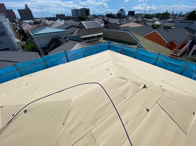 横暖ルーフαｓ　バズルーフ　カツキ板金　寄棟　屋根葺き替え　カバー工法